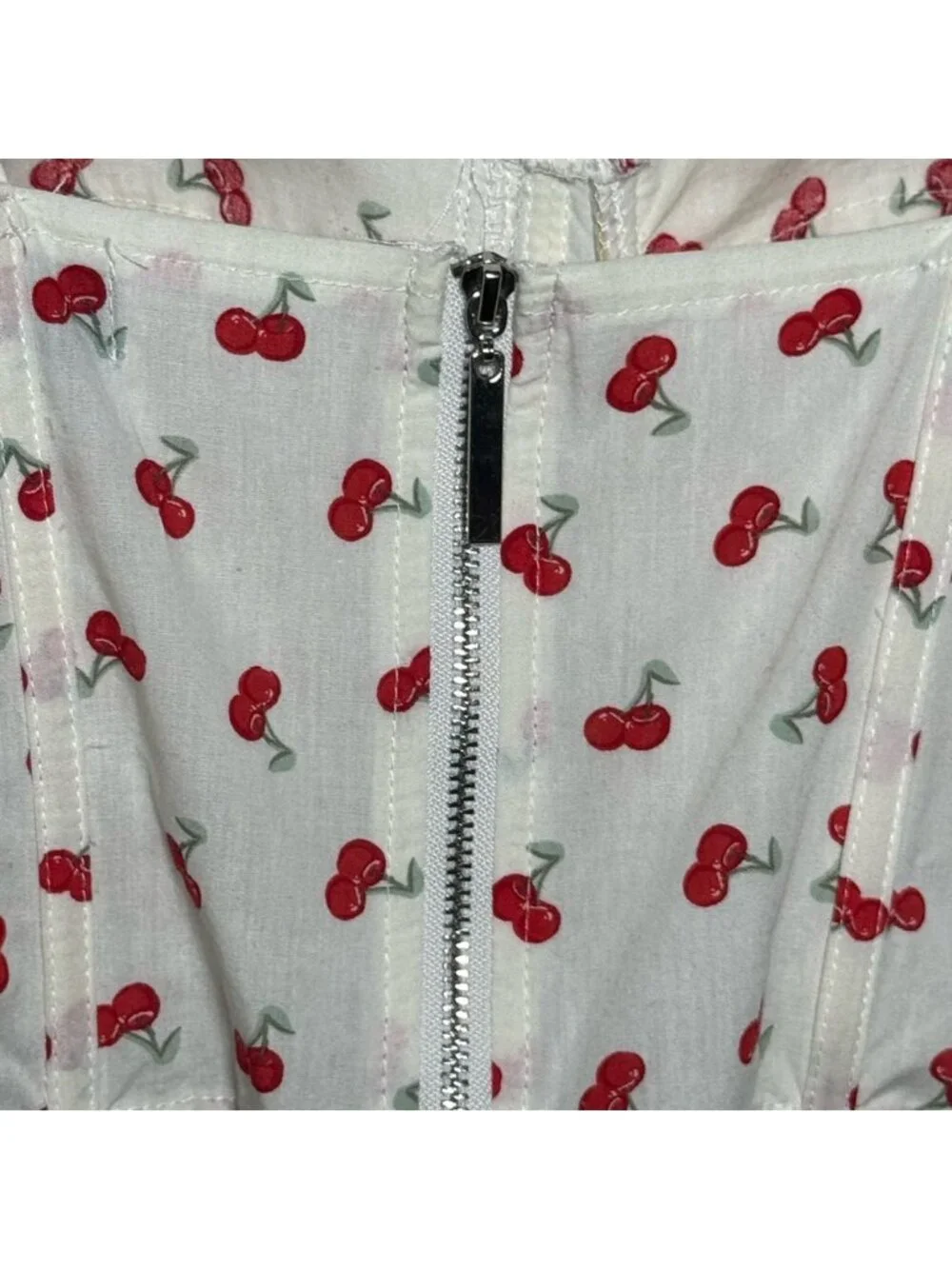 Crop Top - White and Red. - Picture 2 of 3